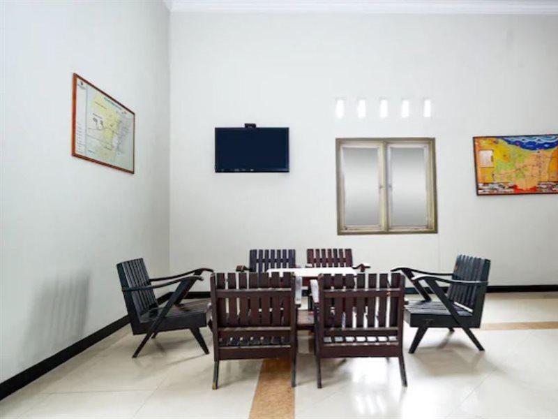 Super Oyo 2436 Kencana Hotel