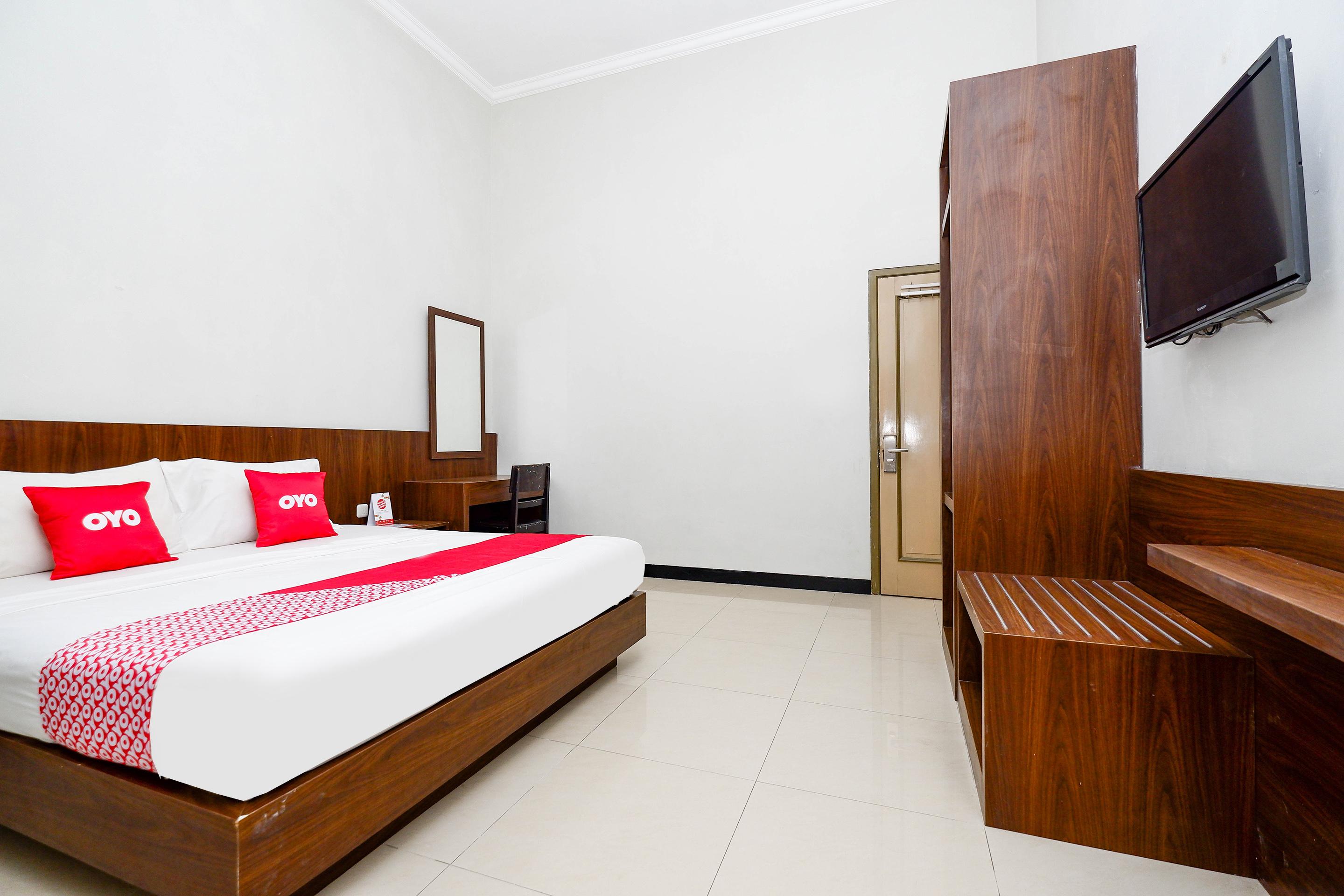 Super Oyo 2436 Kencana Hotel