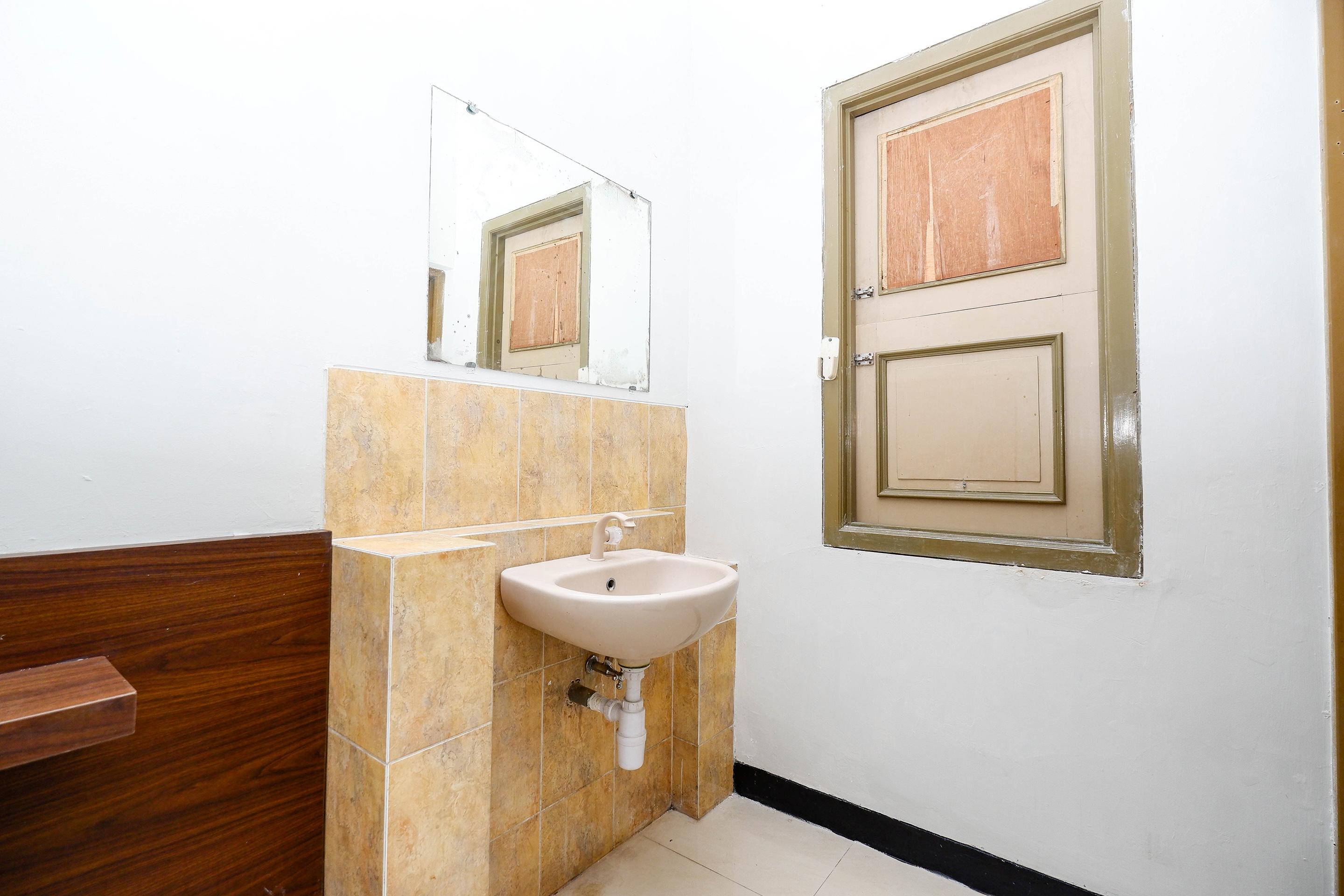 Hotel Super Oyo 2436 Kencana Tegal (Central Java)