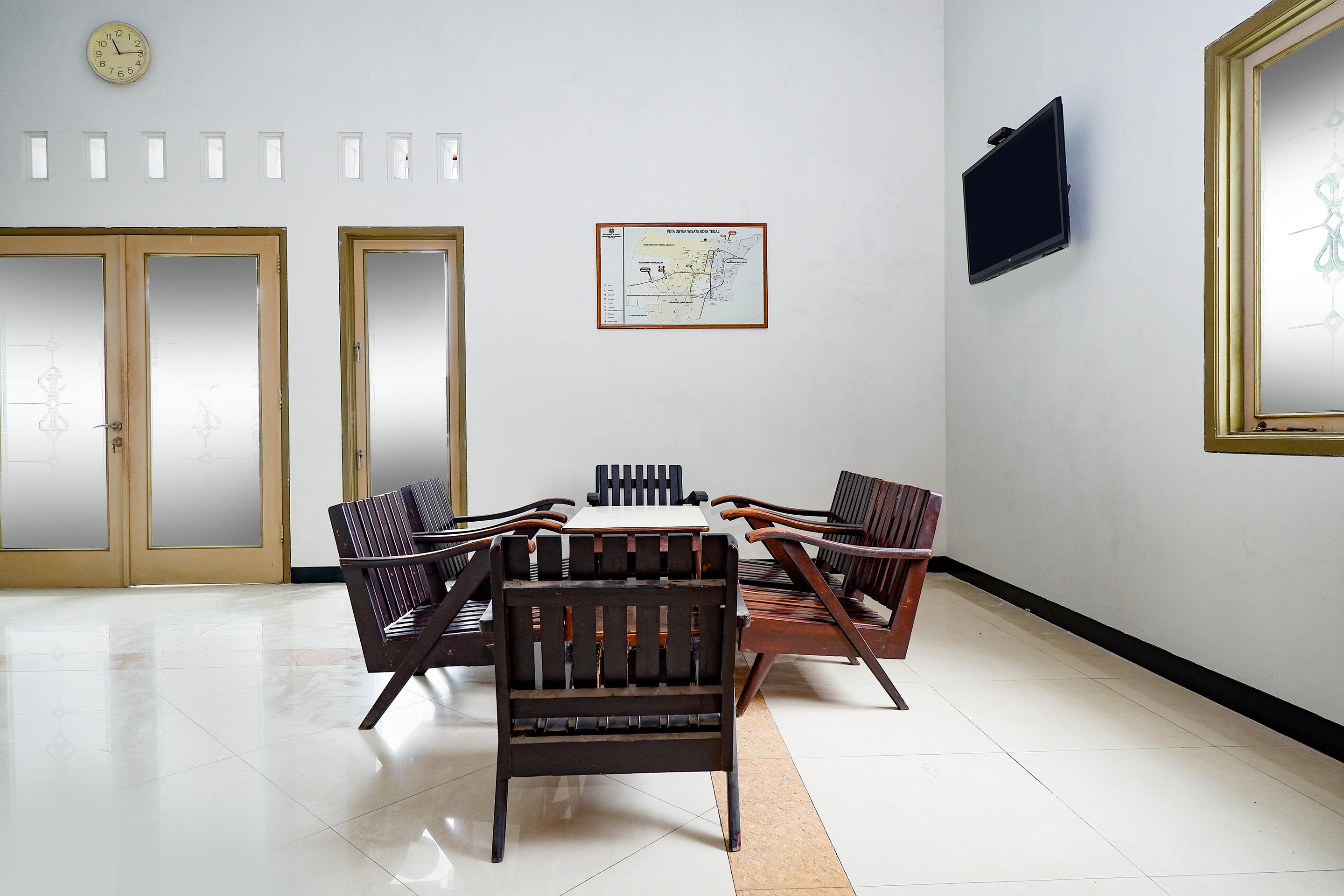 Super Oyo 2436 Kencana Hotel
