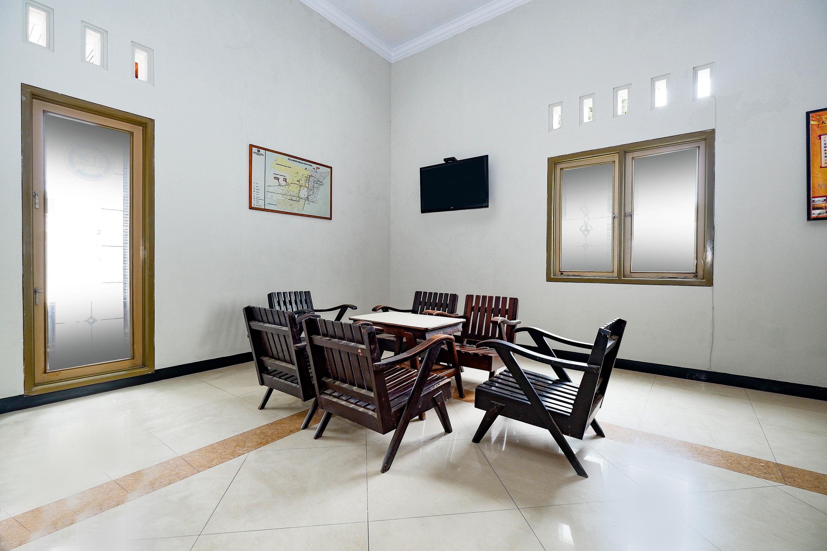 Super Oyo 2436 Kencana Hotel